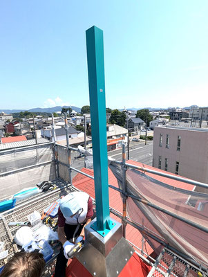 2024年8月3日（土）追加でご紹介します。十字架設置の途中の一枚です。1.8メートルの高さが感じられるかなと思います。