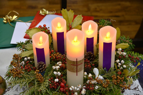 2024年12月22日（日）アドヴェント・待降節第4ではありますが、クリスマスを記念する礼拝ということでキリスト来臨の五本目も点灯されたクランツです。