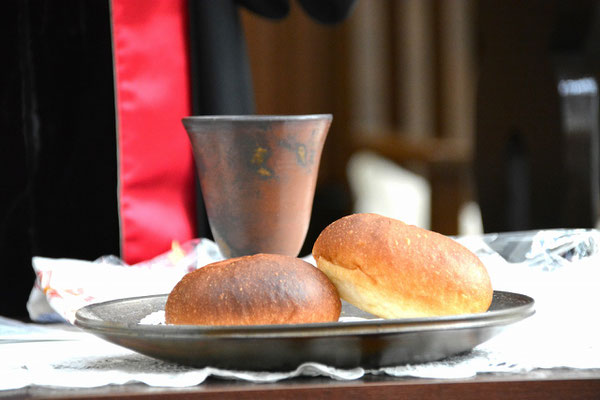 2024年5月19日（日）聖餐式のパン裂きのパンがペンテコステから変わりました。ぐっとズームアップしての一枚は備前焼の杯、牧師のストラと相まって素敵な一枚となりました。