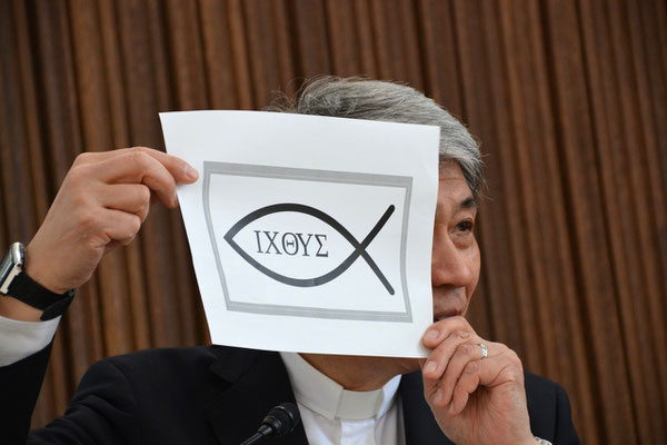 2024年4月28日（日）森牧師の「朝の光の中で もう一度この方と」の説教で用いられたのはこちら。車を運転していると、時に、このような絵のシールが貼られていることがあります。ほぼ確実にクリスチャンですよo(^-^)o 「イエス･キリスト 神の子 救い主」をあらわす語が納められています。