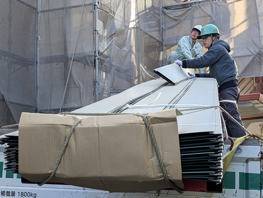 2025年1月9日（木）朝8時半　トラックの荷台に載せられたガルバリウム鋼板が届きました。年末に詳細な採寸が行われていて、長さの調整などが綿密に行われているようです。メーカーの出荷時にすでにさまざまな大きさのガルバリウム鋼板が準備されたのでしょう。