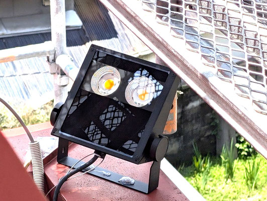 再登場。こちらのLED照明が会堂屋根の四隅に設置されていて、三角屋根と7月末か8月初旬に設置される新しい十字架をライトアップしてくれます。頑張ってね(^^♪