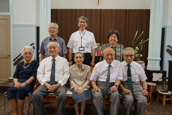 2020年9月13日（日） もう一枚、こちらが、泰さん撮影の一枚です。さすが、写真館業うん十年(^^♪ 皆さん、いいお顔しておられます。「今夜も一杯〈ウイスキー〉」と声を揃えたときかな？