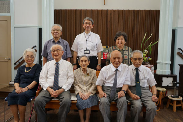 2020年9月13日（日） もう一枚、こちらが、泰さん撮影の一枚です。さすが、写真館業うん十年(^^♪ 皆さん、いいお顔しておられます。「今夜も一杯〈ウイスキー〉」と声を揃えたときかな？
