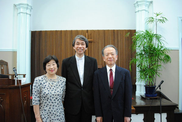 2015年7月、就任式終了後、ほっとしたところで、招聘委員長の泰さん・光代さんご夫妻と森牧師