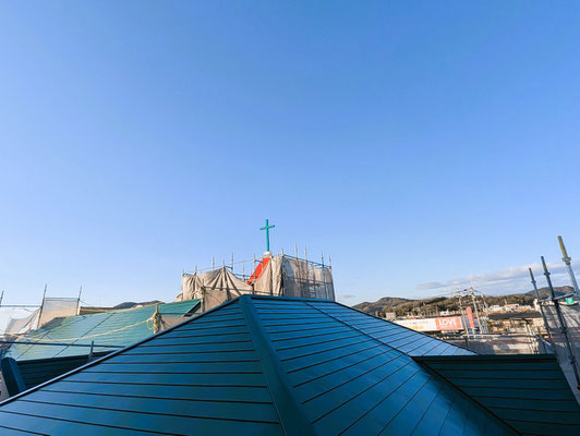 2025年2月13日（木）夕刻　屋根のガルバリウム鋼板による工事の際、何度も上り下りした位置に立って屋根と空を撮影しました。たぶん同じ場所からの撮影は私にはめぐってこないと思います。
