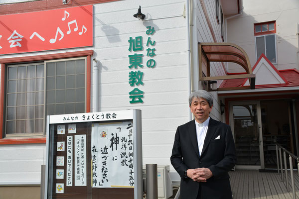 2025年2月16日（日）森牧師ひとりの写真も撮影してもらいました。右手玄関側が奥まっていて暗くなってしまうのがなかなか難しいところです。