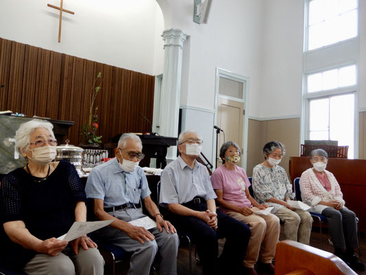 2024年9月15日（日）恵老祝福礼拝の朝、みんなの教会学校の時間は礼拝堂前方に80歳以上の方々をお迎えしてお座り頂きます。森牧師からのインタビューにこたえてくださる中、豊かな一時を過ごしました。