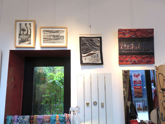 A droite : l'exode de Françoise Trotabas - Broderie de Hava Nicknam - au sessus de la porte : 2 gravures de Michelle Boucard 