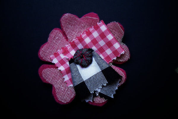 Hava Niknam - broche fleur - feutrine et tissus - 10cm