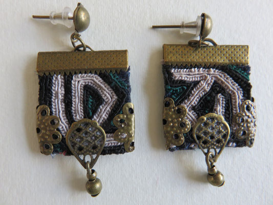 MIM - Boucle d'oreille - ancienne broderie du Baloutchistan ou  Turkmenistan  