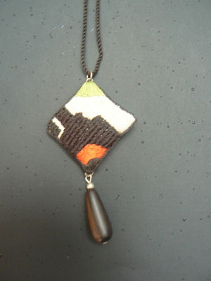 Assia Rhadbane - pendentif brodé -