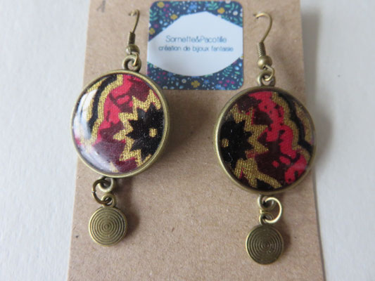 Sornette et Pacotille -Boucle en laiton finition bronze antique - cabochon rond  - breloque - tissus  "souvenir de Bali " - édition limitée