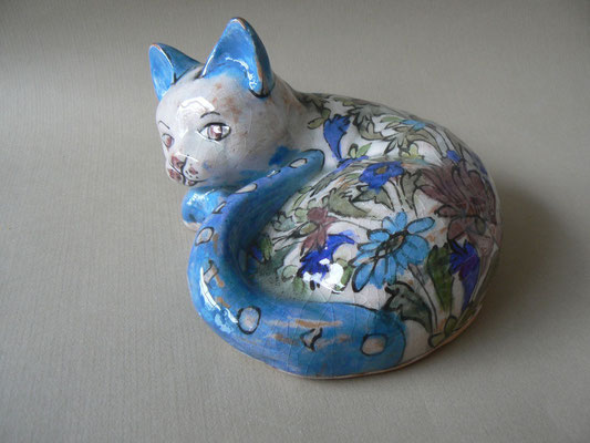 Céramique - chat couché - motifs floraux -