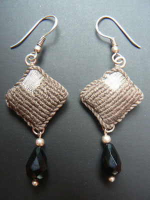 Assia Rhadbane - boucle d'oreille brodée - monture argent