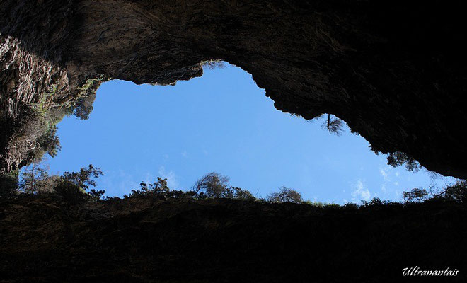 Grotte de Bonifacio avec trou en forme de Corse (2A)