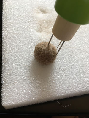羊毛フェルト用の針でチクチク