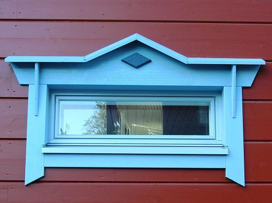 Buntes Blockhaus - Holzhaus mit blauen Fensterrahmen  
