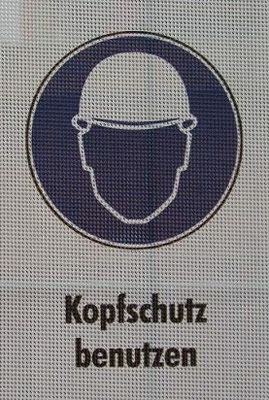 Blockhausbau  - Kopfschutz auf der Baustelle - Handwerker - Blockhausbauer - Baugrundstück 