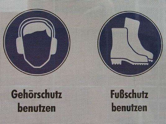Hausbau - Arbeitsschutz - Fußschutz auf der Baustelle - Handwerk - Blockhausbauen - Bauherr 