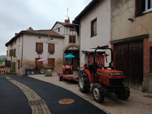 Tracteurs en attente pour remonter les caisses