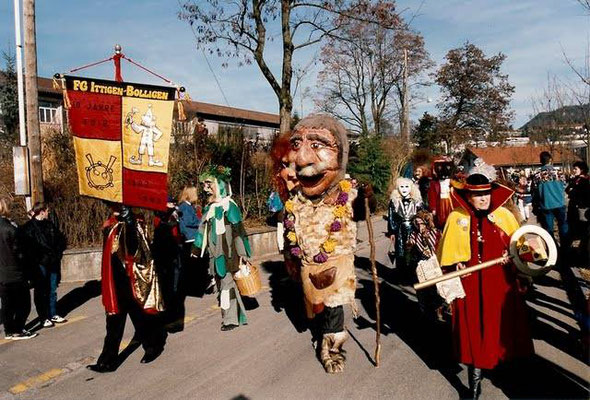 Der Riese Botti führte jeweils den Ittiger Fasnachtsumzug an, hier 1997. Foto www.fgib.ch/galerie