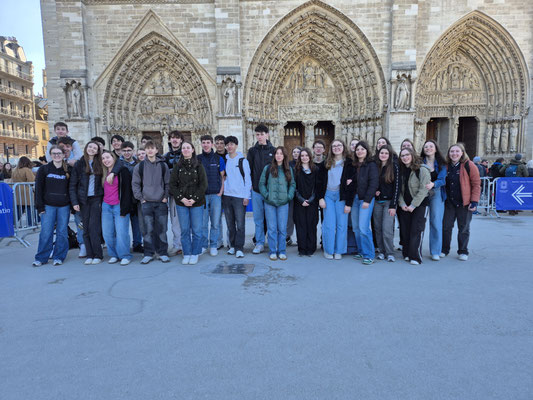 Devant Notre Dame