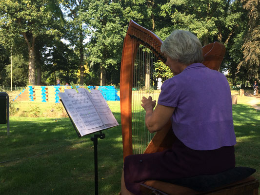 Harpiste Linn Nagels speelde bij aanvang van het festival.
