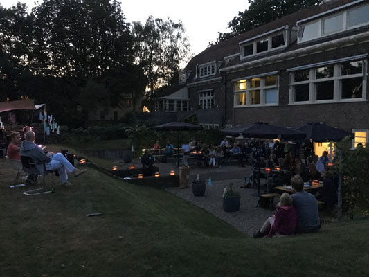 Eten en drinken in de tuin van het Schip van Blaauw.