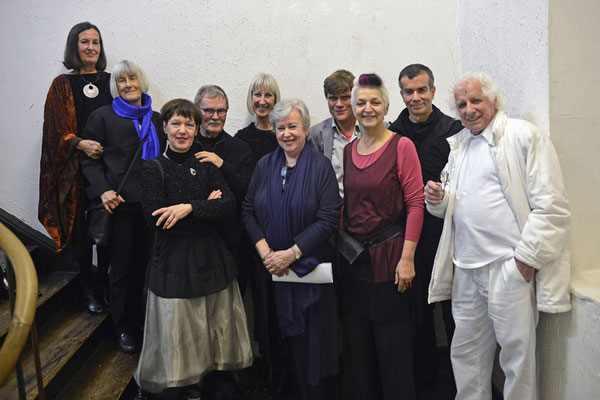 Gruppenfoto der anwesenden Künstler, Galeristin Renate Bender und Elisabeth Claus vom NKV