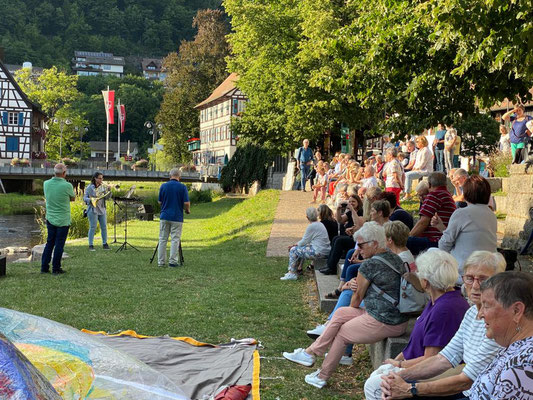 Ana Stankovic eröffnet die Ausstellung mit einem Waldhorn-Solo