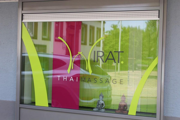 Wellness Massage - Schaufenster unseres neuen Geschäfts im Herzen von Erfenbach.