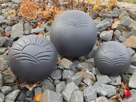 Kugelform mit Sonnenmotiv in schwarz/grau: 0,45 ltr. = 125,00 €, 1,00 ltr. = 170,00 € und 2,50 ltr. = 220,00 €