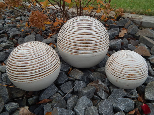Kugelform mit Lebensspirale in creme: 0,45 ltr. = 125,00 €, 1,00 ltr. = 170,00 € und 2,50 ltr. = 220,00 €
