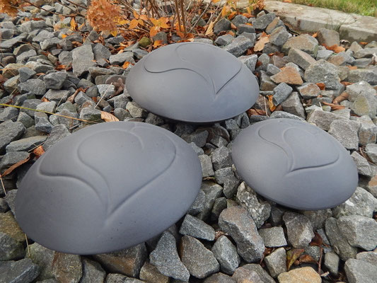 Diskusform mit Doppelherz in schwarz/grau: 0,90 ltr. = 150,00 €, 1,50 ltr. = 185,00 € und 2,20 ltr. = 240,00 €
