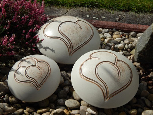 Diskusform mit Doppelherz in creme: 0,90 ltr. = 150,00 €, 1,50 ltr. = 185,00 € und 2,20 ltr. = 240,00 €