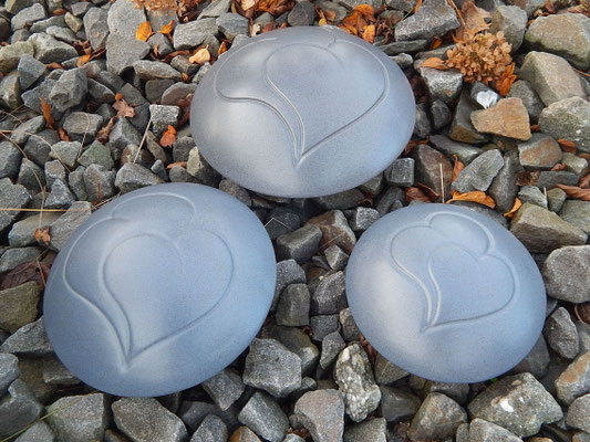 Diskusform mit Doppelherz in blau/grau: 0,90 ltr. = 150,00 €, 1,50 ltr. = 185,00 € und 2,20 ltr. = 240,00 €