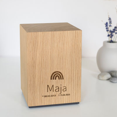 Personalisierte Tierurne aus Holz, Adhara kann auch uni gewählt werden 0,5 l = 175,00 €, 1,5 l = 195,00 €, 2,8 l = 215,00 € (Gravur inklusive)