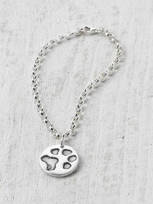 Silberarmband mit Pfötchenabdruckcharm, wahlweise mit Karabinerhaken (Maße 1,5 cm- PF-1013 -230,00 €, auch in Vergoldung oder Rosèvergoldung möglich - 310,00 €
