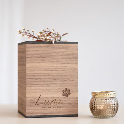 Urne aus Holz für Hund, Katze, Tierurne personalisiert, Vega Nuss 0,5 l = 155,00 €, 1,5 l = 175,00 €, 2,8 l = 195,00 € -Gravur inklusive