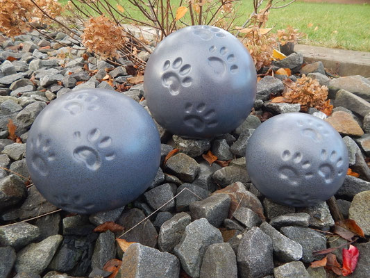 Kugelform mit vier Pfötchenspuren - blau/grau: 0,45 ltr. = 125,00 €, 1,00 ltr. = 170,00 € und 2,50 ltr. = 220,00 € 