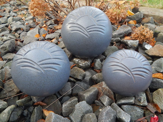 Kugelform mit Sonnenmotiv- blau/grau: 0,45 ltr. = 125,00 €, 1,00 ltr. = 170,00 € und 2,50 ltr. = 240,00 € 