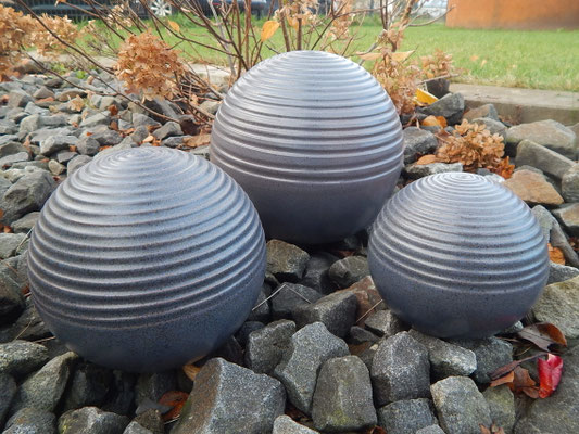 Kugelform mit Lebensspirale - blau/grau: 0,45 ltr. = 125,00 €, 1,00 ltr. = 170,00 € und 2,50 ltr. = 240,00 € 