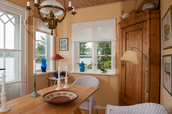 Die Veranda mit Esstisch und Blick auf den See