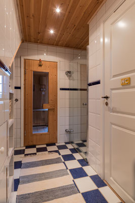 Nassbereich mit WC, Dusche und Eingang zur Sauna