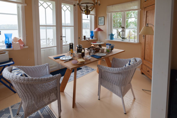 Die Veranda mit Esstisch und Blick auf den See