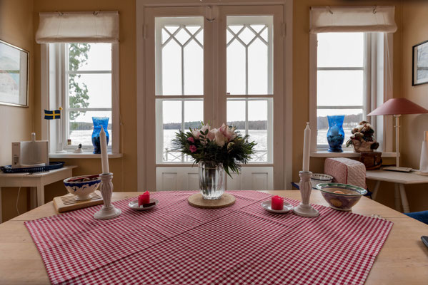 Die Veranda mit Esstisch und Blick auf den See