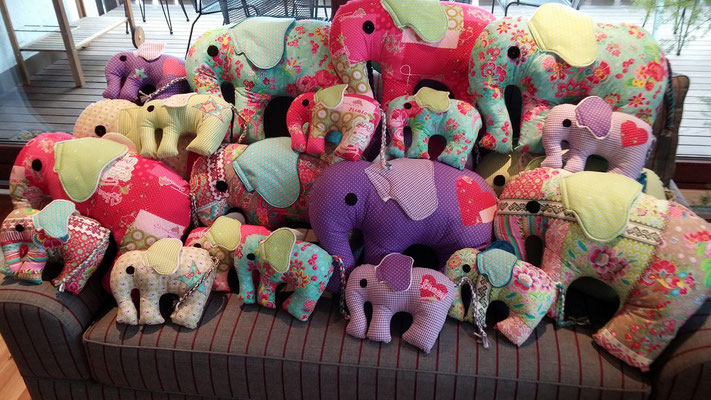 Elefant zu verschenken, zu Kuscheln und als Wohnaccessoires