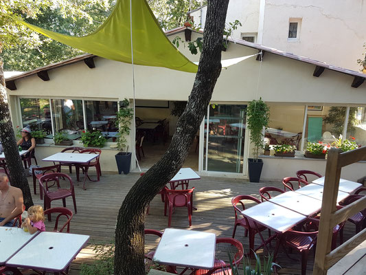 Restaurant avec terrasse ombragée