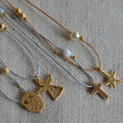 Colliers enfant et femme ajustables sur fil de jade : hibou, croix, ange ou étoile de mer dorés et perles dorées et nacrées (13€ l'unité)